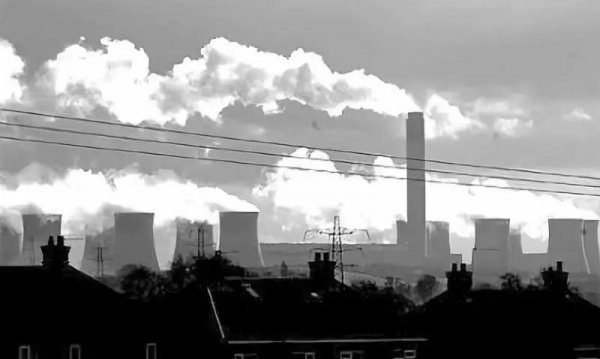 在廠房的中央矗立著一個高達(dá)259米的煙囪