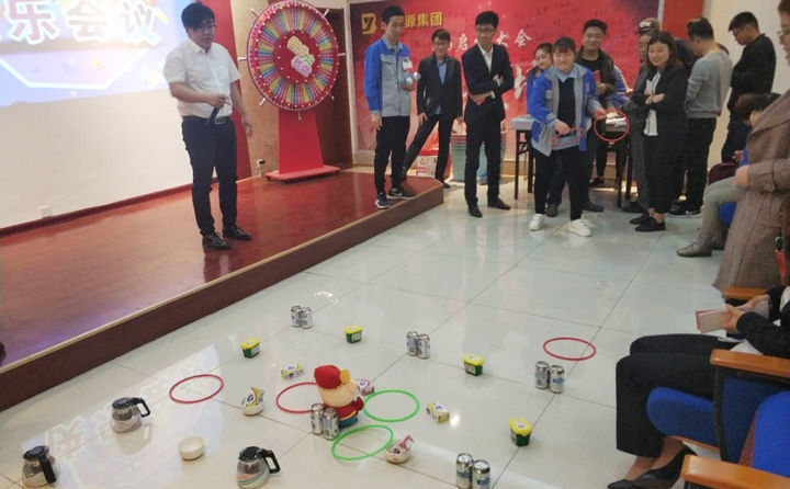 多么開心的快樂會議員工們的套圈領(lǐng)獎品 多么開心的快樂會議員工們的套圈領(lǐng)獎品