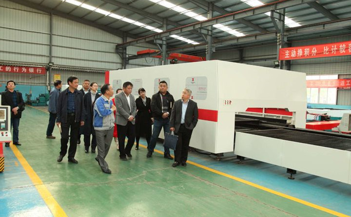 企業家們參觀金格瑞生產間 企業家們參觀金格瑞生產間