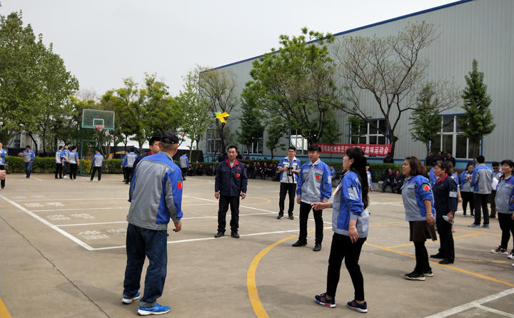 踢毽子比賽讓我們見識到團結協作、堅持不懈的運動精神，各隊在場上展開激烈比拼，隊員們沉著應戰、默契配合、快速傳遞