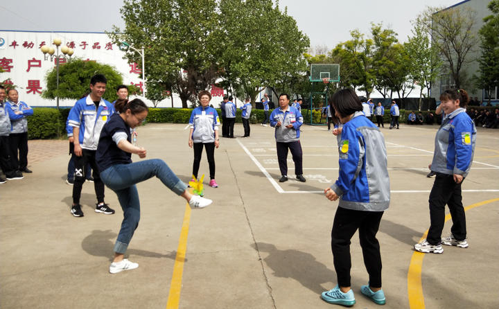 踢毽子比賽讓我們見識到團結協作、堅持不懈的運動精神，各隊在場上展開激烈比拼，隊員們沉著應戰、默契配合、快速傳遞