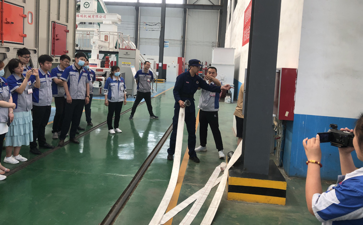 教官講解消防栓使用