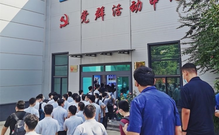 景書記首先帶領同學們走進金格瑞公司黨群活動中心