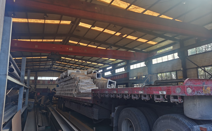 秸稈制粒機生產(chǎn)線配套設(shè)備裝車中