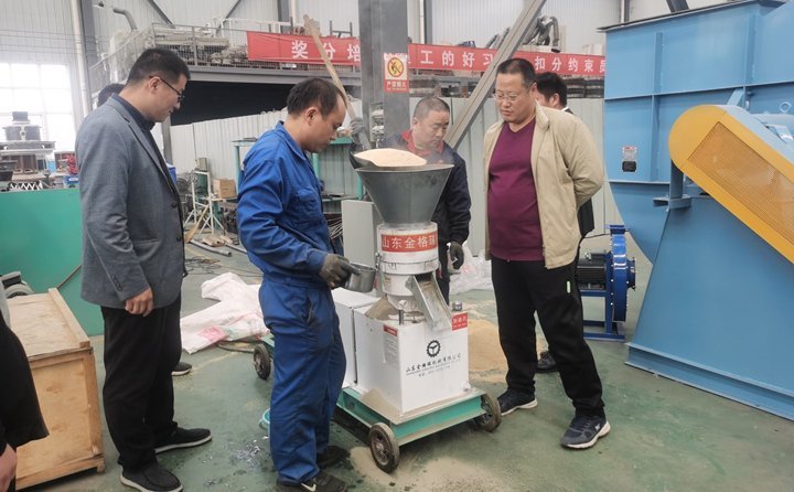 農(nóng)作物秸稈顆粒機試機現(xiàn)場