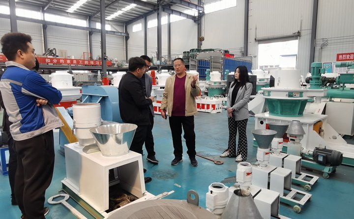 客戶又參觀了顆粒機展廳其他設(shè)備