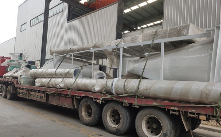 河北客戶訂購的一套秸稈顆粒機生產(chǎn)線正在裝車發(fā)貨