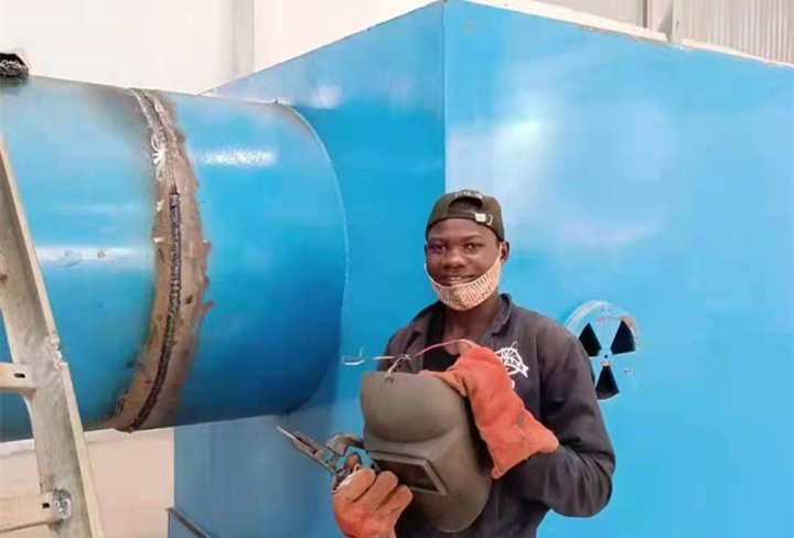 烏干達工人正在焊接農作物秸稈顆粒機生產線設備