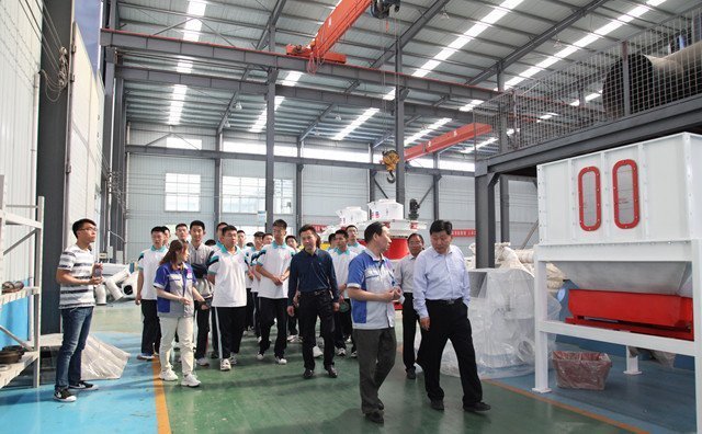 景董帶領老師和同學們參觀了顆粒機展廳及生產車間 景董帶領老師和同學們參觀了顆粒機展廳及生產車間