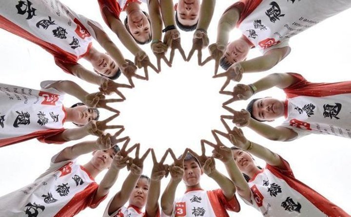 河北省邯鄲市磁縣第一中學(xué)的高三學(xué)生們擺出勝利的手勢為自己加油 河北省邯鄲市磁縣第一中學(xué)的高三學(xué)生們擺出勝利的手勢為自己加油