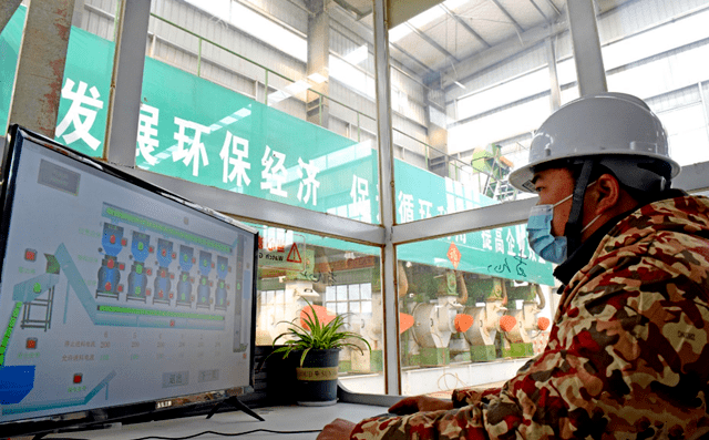 淮南市壽縣一家顆粒廠工人正在操控秸稈顆粒機(jī)械設(shè)備加工秸稈，生產(chǎn)生物燃料