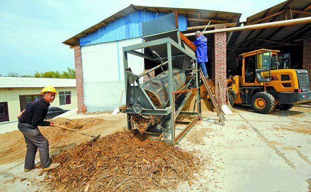 4月2日，湖南雨湖區(qū)鶴嶺鎮(zhèn)向陽村村民在家門口新建的秸稈顆粒機械設(shè)備生產(chǎn)線處理秸稈作業(yè)。這一項目既解決了秸稈處理難題，還為村集體和村民帶來不菲的經(jīng)濟(jì)效益。